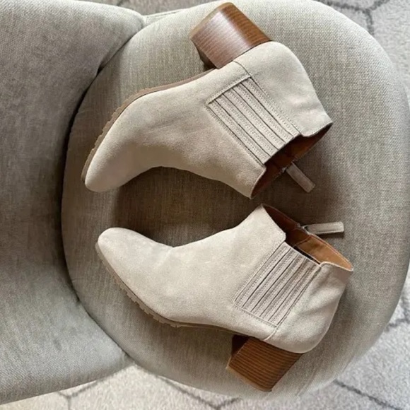 Aquatalia Weatherproof Block
Heel Bootie  women size 10 / Grey new - Picture 12 of 16